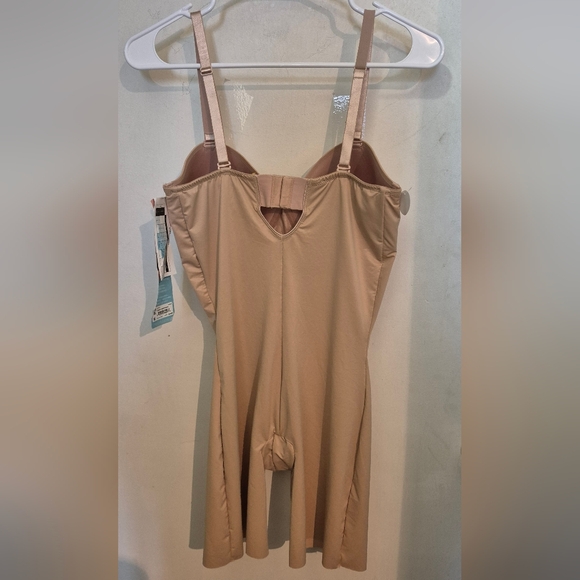 Assets By SPANX Beige Shapewear Bodysuit Sz.40 NWT - Picture 4 of 7